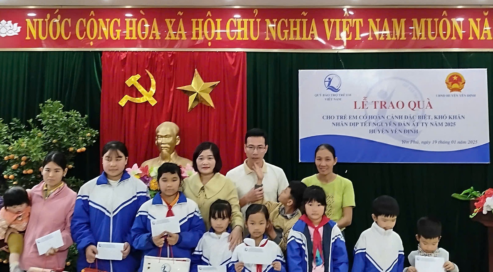 Đại diện nhà tài trợ trao phần quà cho trẻ em