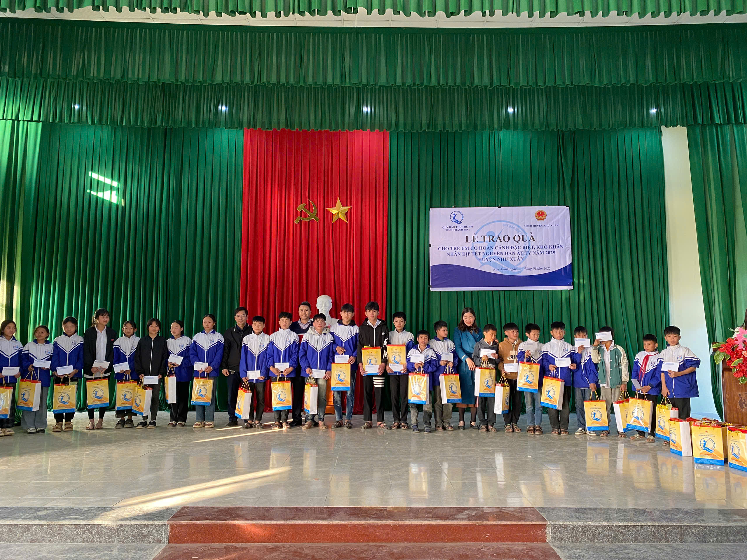 Quỹ BTTE tỉnh trao quà cho trẻ em Như Xuân