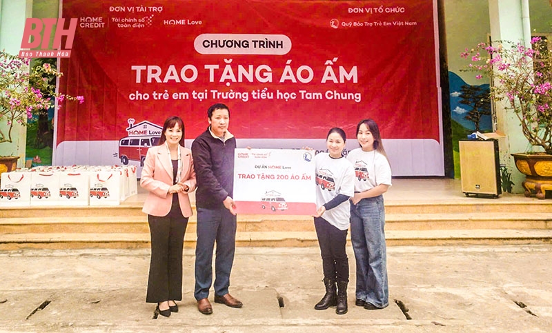 Nhà tài trợ Công ty TNHH MTV Home Credit trao biển tượng trưng 200 áo ấm cho Trường Tiểu học Tam Chung