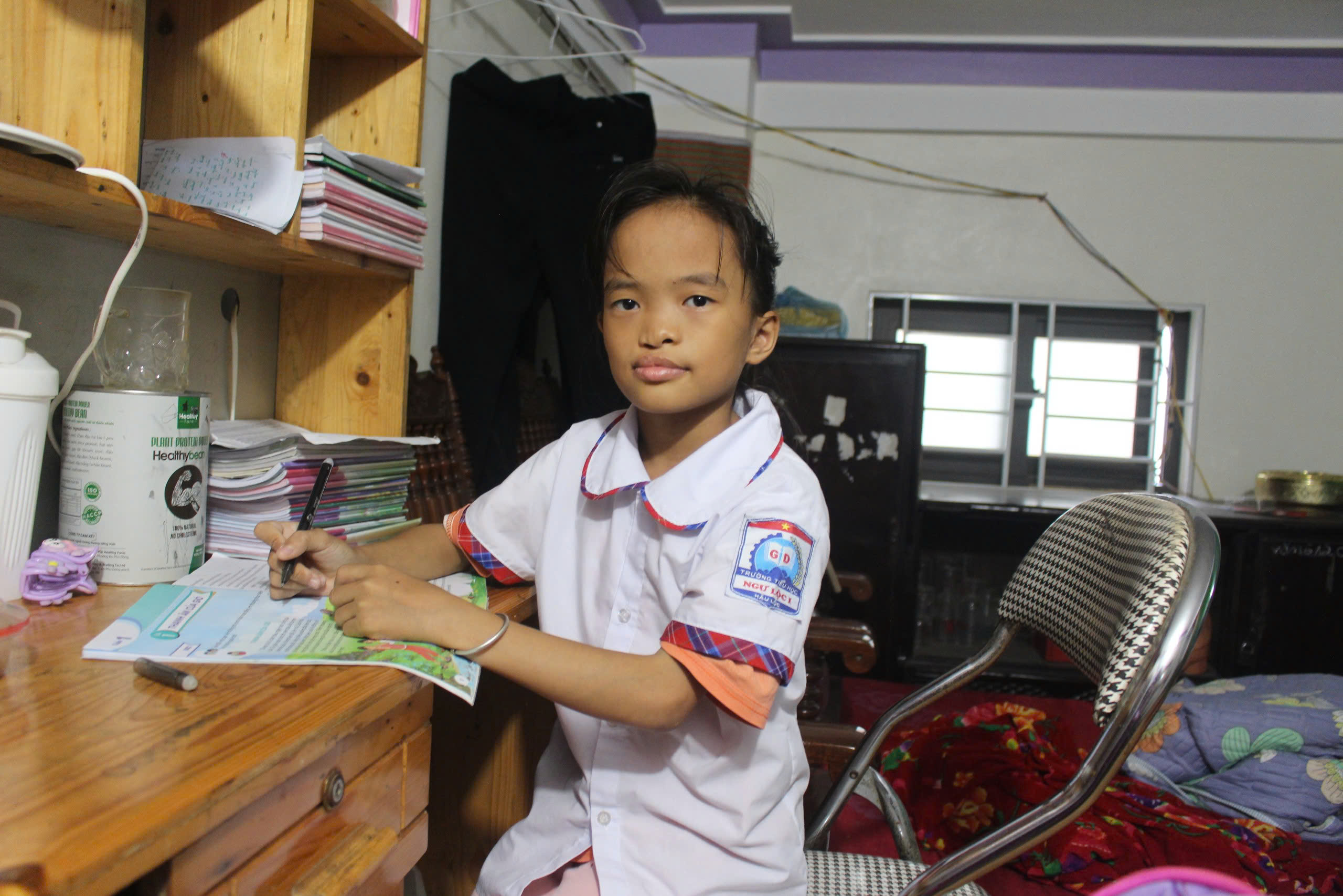 Vân Anh phát triển bình thường sau khi được phẫu thuật. Cô bé học tại Trường Tiểu học Ngư Lộc 1 (Ảnh: Hạnh Linh).