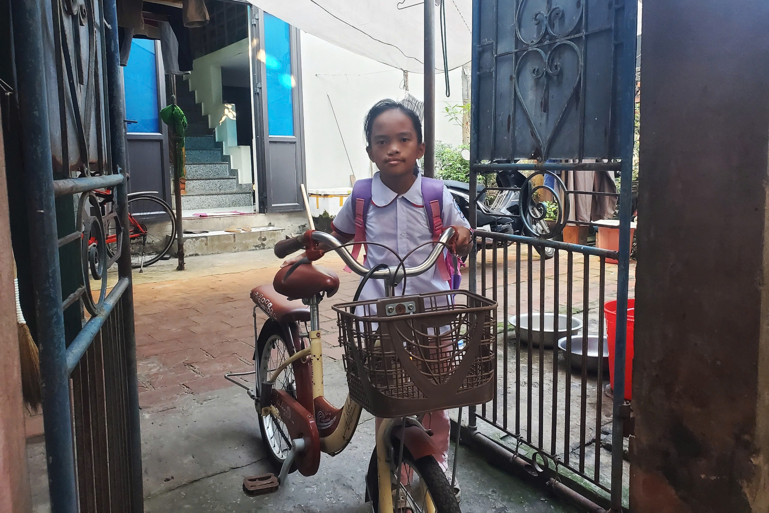 Vân Anh đã tự tin, hòa nhập sinh hoạt và học tập như các bạn đồng trang lứa khác.