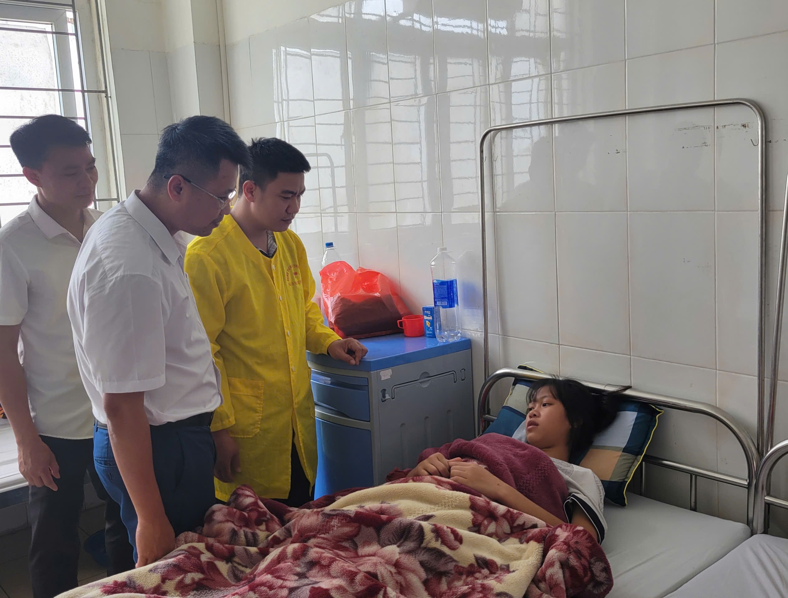 Ông Lại Thế Quảng - Phó Giám đốc Trung tâm Công tác xã hội - Quỹ Bảo trợ trẻ em tỉnh Thanh Hóa thăm hỏi động viên trẻ và gia đình.