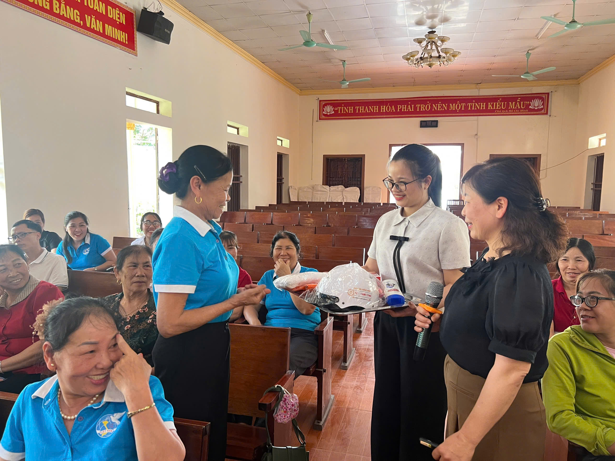 Ảnh: Học viên tham gia chia sẻ, trao đổi rất sôi nổi, tạo không khí thoải mái, thẳng thắn và hiệu quả.