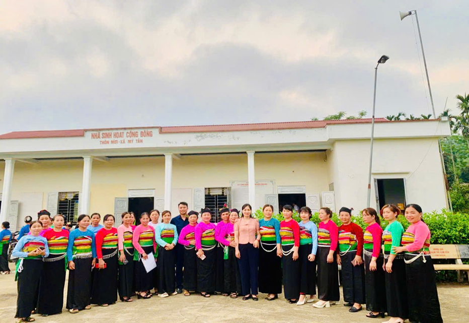 Đồng chí Lại Thế Quảng – Phó Giám đốc Trung tâm Công tác xã hội – Quỹ Bảo trợ trẻ em tỉnh Thanh Hóa chụp ảnh lưu niệm cùng bà con nhân dân trong chương trình truyền thông.