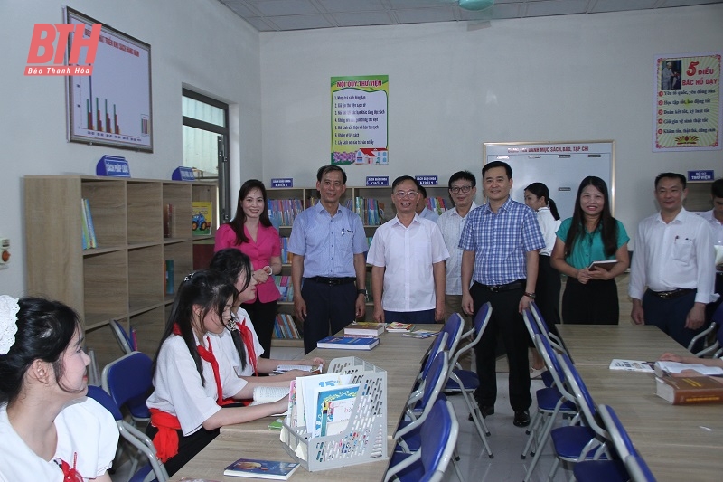 Các đại biểu tham quan thư viện Trường THCS Vạn Xuân.