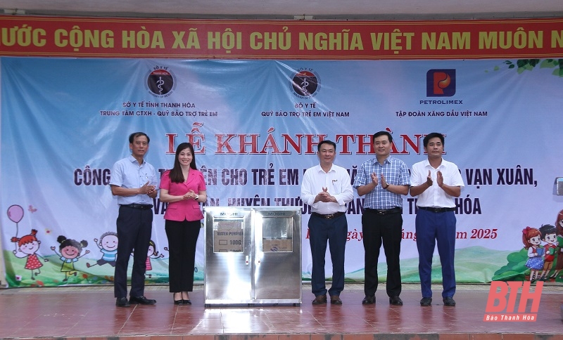 Ông Nguyễn Hữu Tuấn, Chủ tịch kiêm Giám đốc Công ty Xăng dầu Thanh Hóa và bà Nguyễn Thị Hiền, Phó Giám đốc Quỹ Bảo trợ trẻ em Việt Nam trao máy lọc nước cho Trường THCS Vạn Xuân.