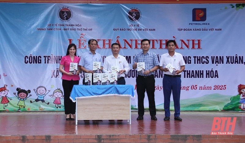 Các đại biểu trao tặng sách cho Trường THCS Vạn Xuân.