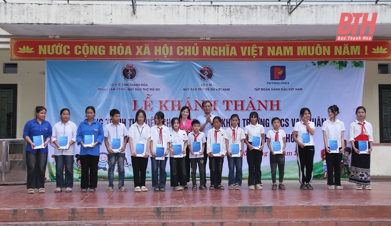 Ông Nguyễn Hữu Tuấn, Chủ tịch kiêm Giám đốc Công ty Xăng dầu Thanh Hóa và bà Nguyễn Thị Hiền, Phó Giám đốc Quỹ Bảo trợ trẻ em Việt Nam trao học bổng cho các em học sinh.