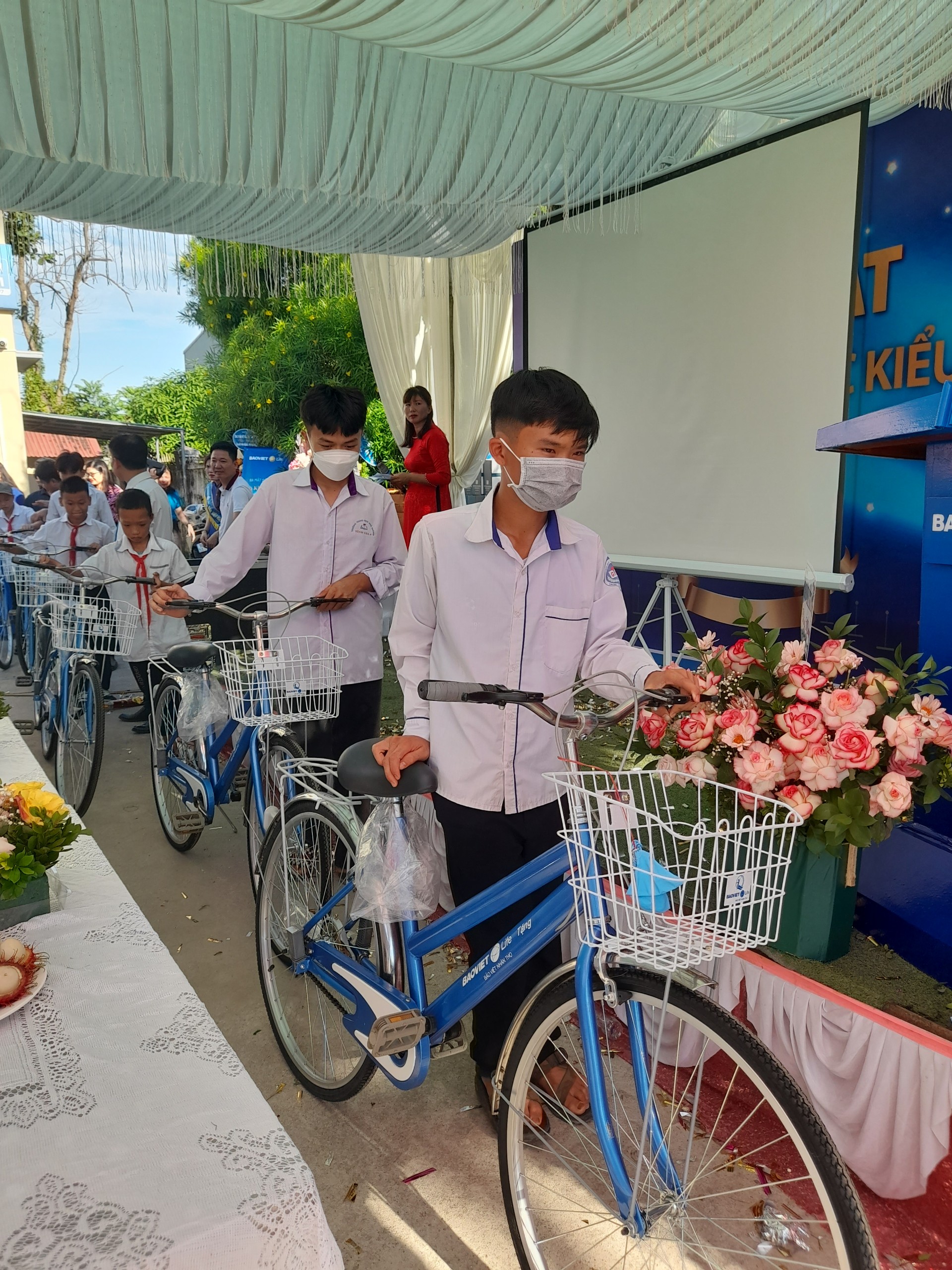 Niềm hân hoan khi của trẻ em nhận xe đạp.