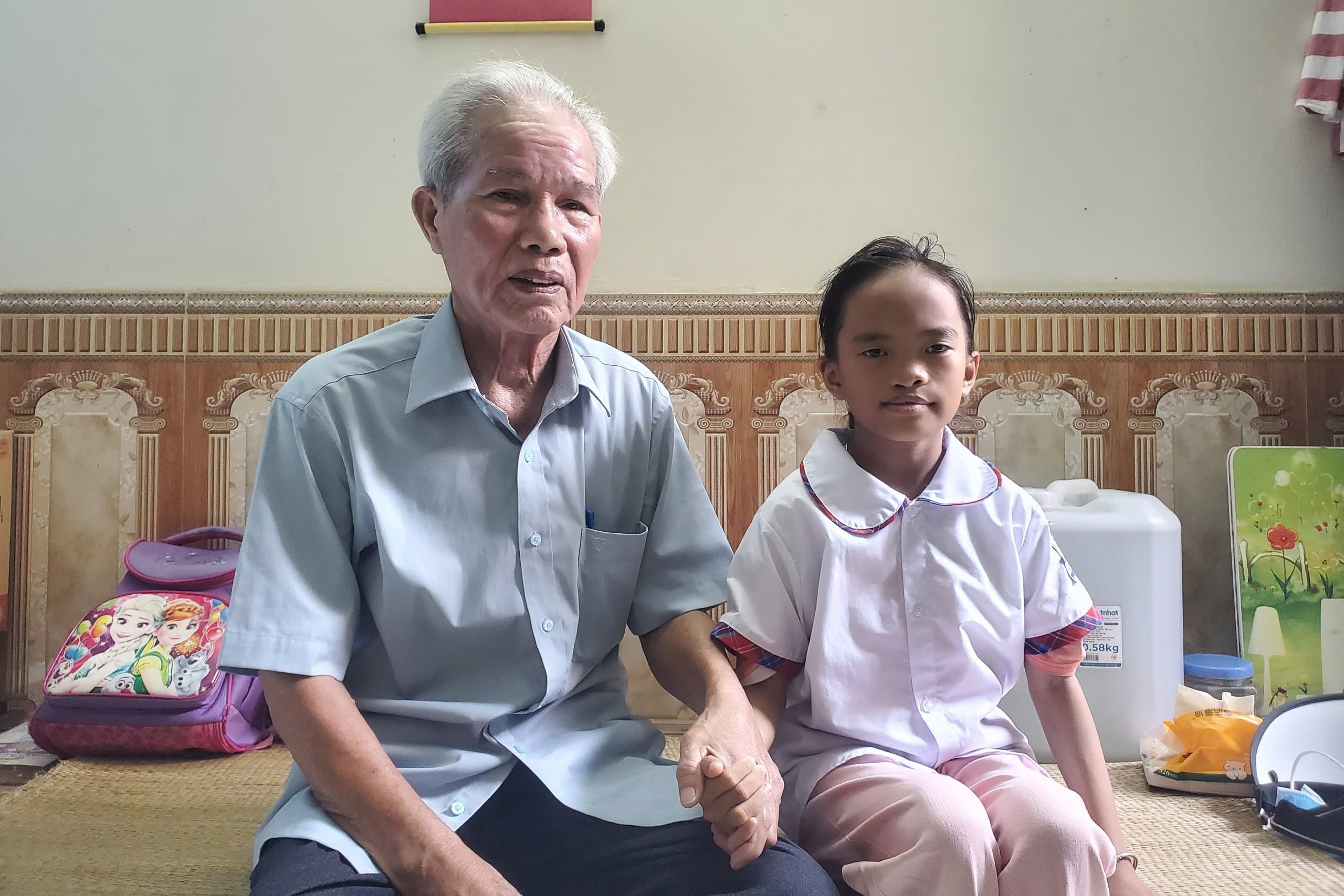 Ông Điều hạnh phúc kể về hành trình "tìm lại nụ cười" của cháu gái (Ảnh: Hạnh Linh).
